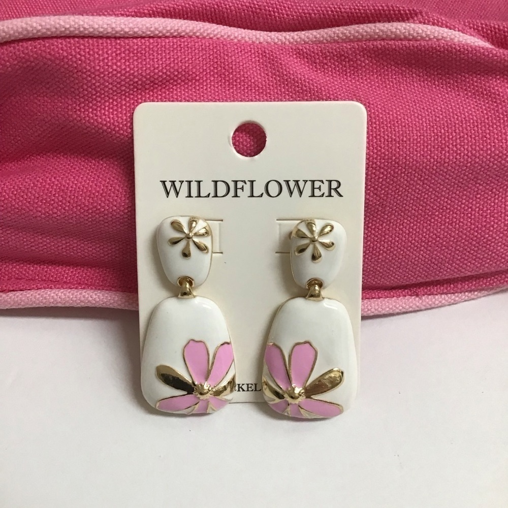Daisy Enamel Pierced Earrings White Pink Gold Tone Elegant Summer Chic Look NEW - Picture 4 of 9